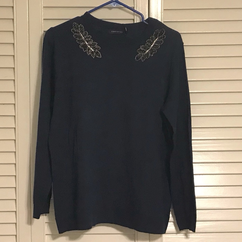 Women’s Lightweight Sweater with Detailing on collar